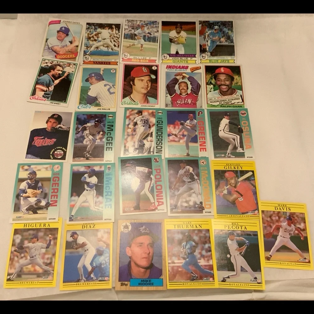 Bundle of Baseball Cards Lot 19